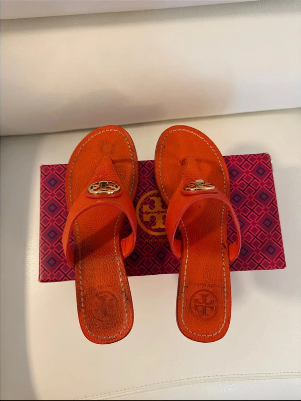TORY BURCH ORANGE LEATHER THONG SANDALS WITH LOGO MEDALLION